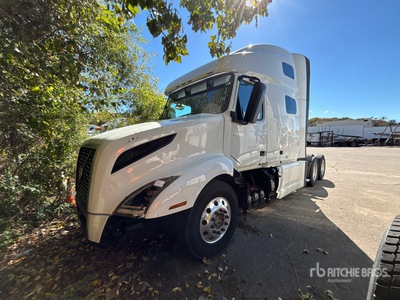 2019 Volvo VNL760 6x4 3- Achs Sattelzugmaschine mit Schlafkabine (Inoperable)