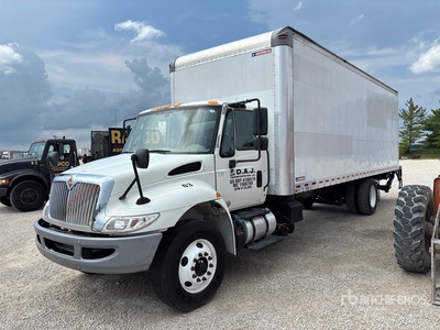 2018 International 4300 4x2 شاحنة فان