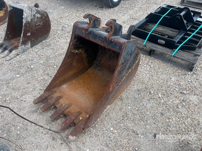 John Deere 23.5 in Q/C Digging Excavator Bucket