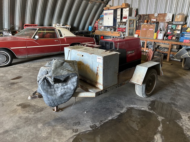 2006 Lincoln Electric 305G 300 A Mobile Multi-Process Gas Driven Electric Welder 2006 Lincoln Electric 305G 300 A Mobile Multi-Process Gas Driven Electric Welder