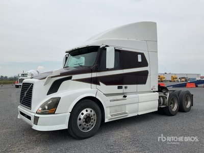 2013 Volvo VNL64 6x4 Tractocamion con Dormitorio / 3- Achs Sattelzugmaschine mit Schlafkabine