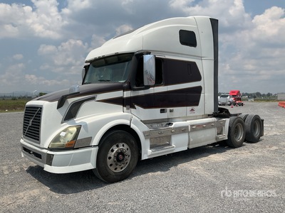 2014 Volvo VNL64 6x4 Tractocamion con Dormitorio / T/A Sleeper Truck Tractor