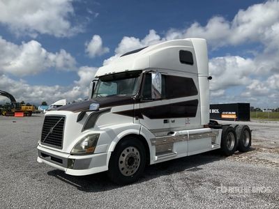 2013 Volvo VNL64 6x4 Tractocamion con Dormitorio / Ciągnik siodłowy T/A z kabiną sypialną