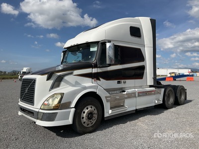 2014 Volvo VNL64 6x4 Tractocamion con Dormitorio / 3- Achs Sattelzugmaschine mit Schlafkabine
