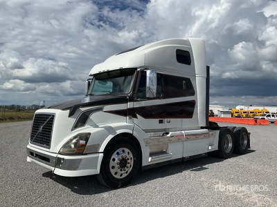2013 Volvo VNL64 6x4 Tractocamion con Dormitorio / Ciągnik siodłowy T/A z kabiną sypialną