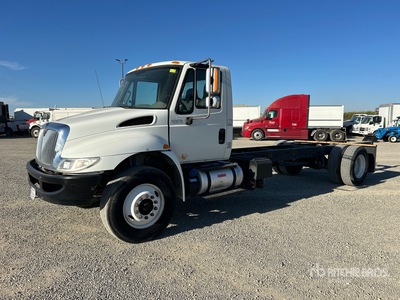 2017 International 4300 4x2 Cabine et châssis