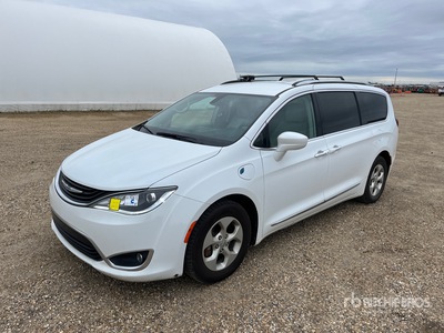 2018 Chrysler Pacifica Hybrid Minivan
