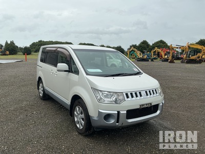 2014 年 Mitsubishi DELICA Passenger Van