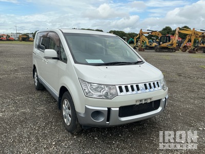 2014 年 Mitsubishi DELICA Passenger Van