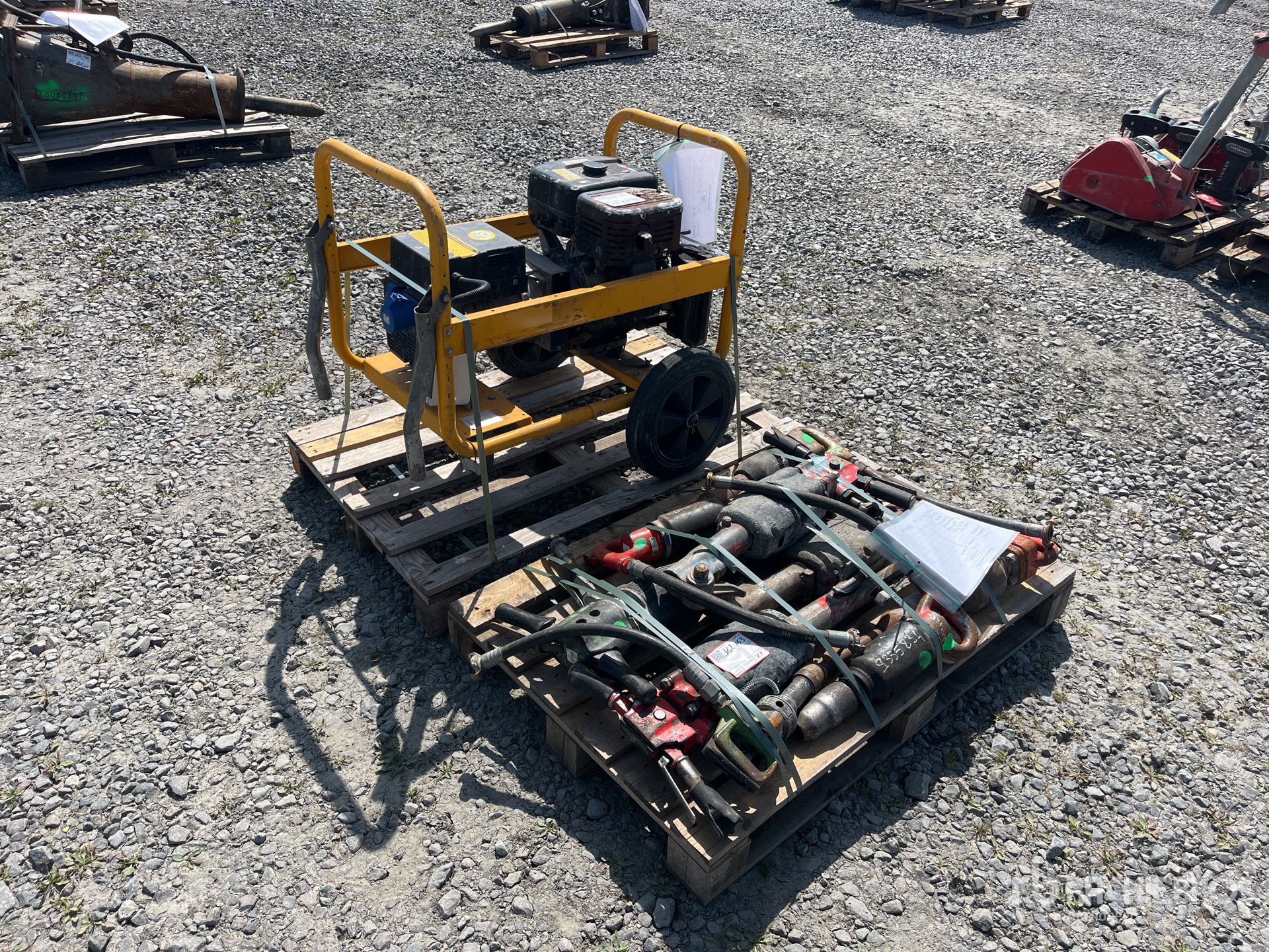 Quantity of (1) Rental Equipment Pièces divers