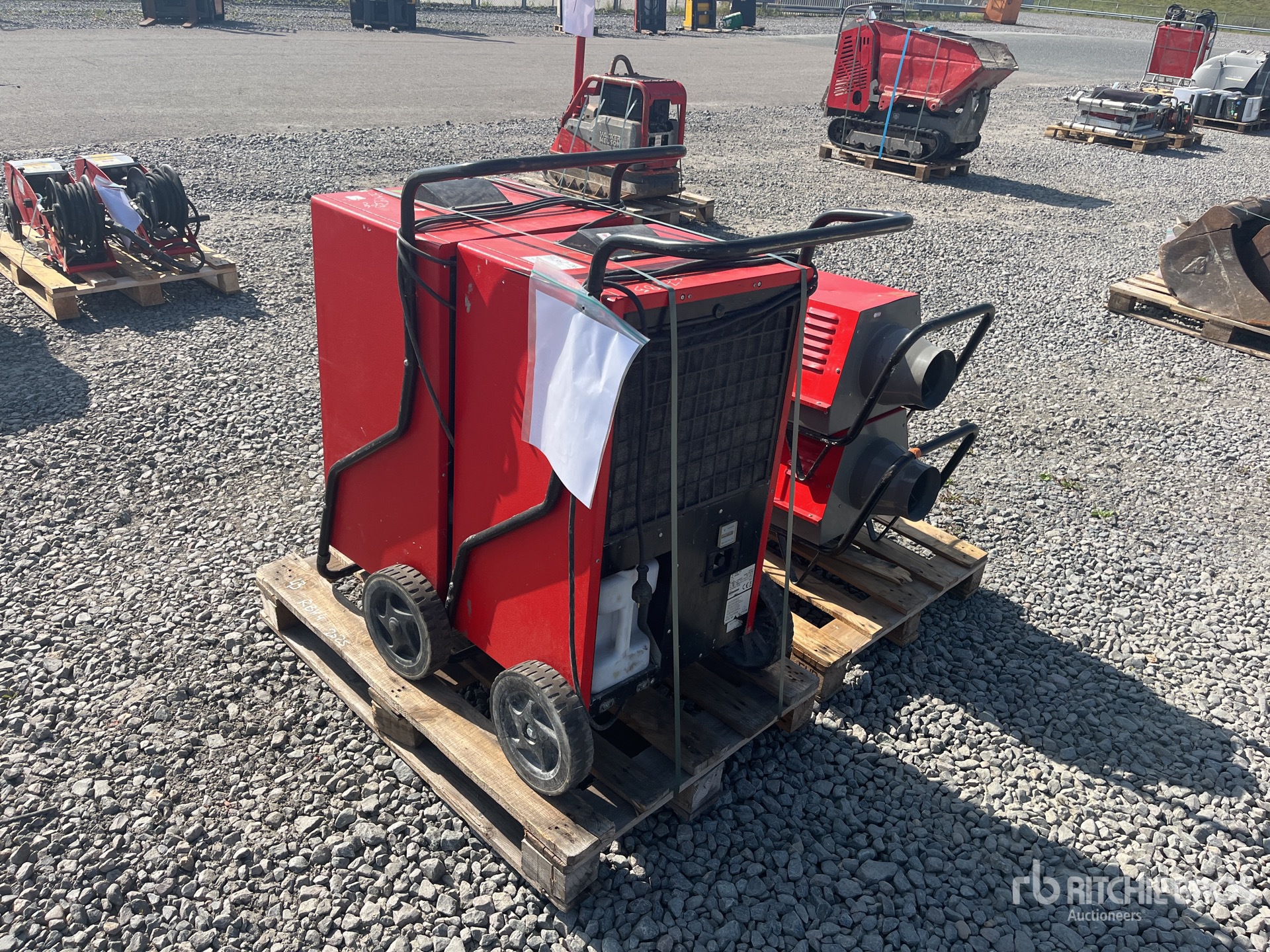 Quantity of (1) Rental Equipment Pièces divers