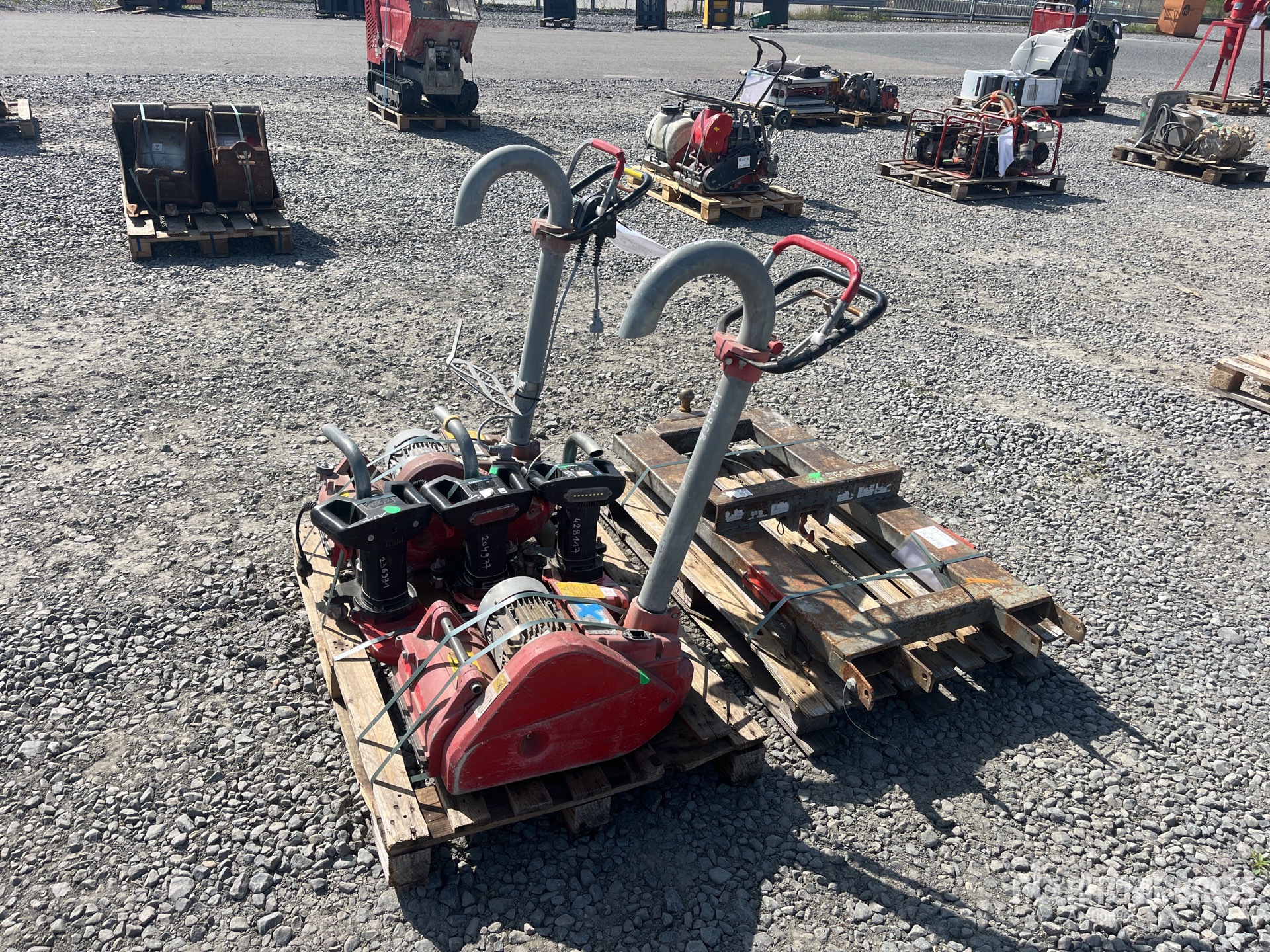 Quantity of (1) Rental Equipment Parti varie