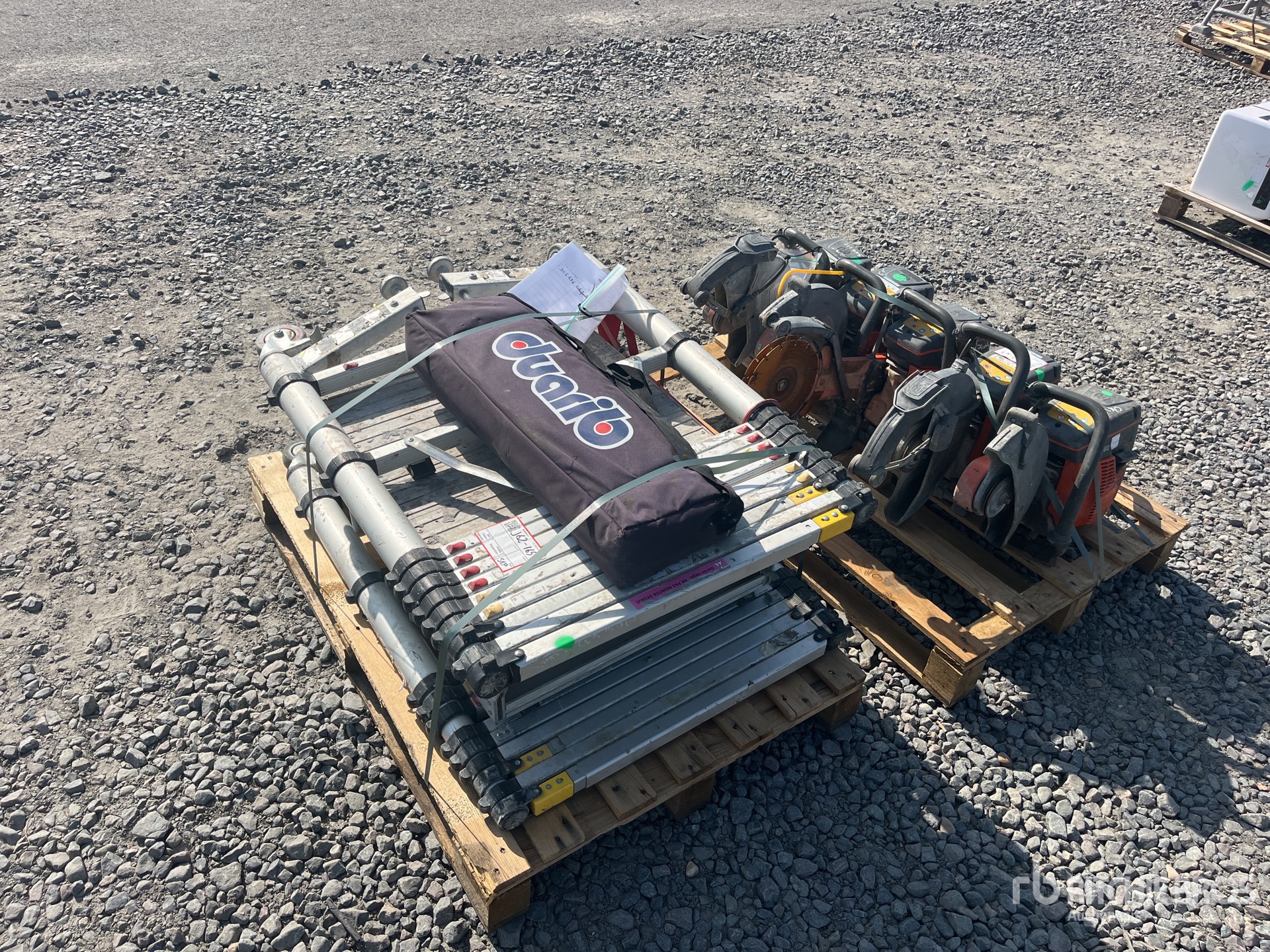 Quantity of (1) Rental Equipment Pièces divers