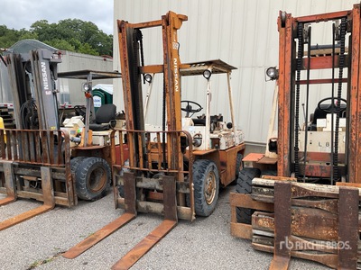 1987 Nissan UF03A35V 8000 lb Pneumatic Tire Forklift