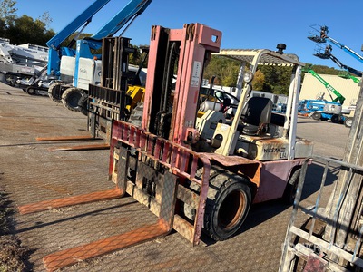 1983 Nissan UGF03A40V 9000 lb Pneumatic Tire Forklift (Inoperable)