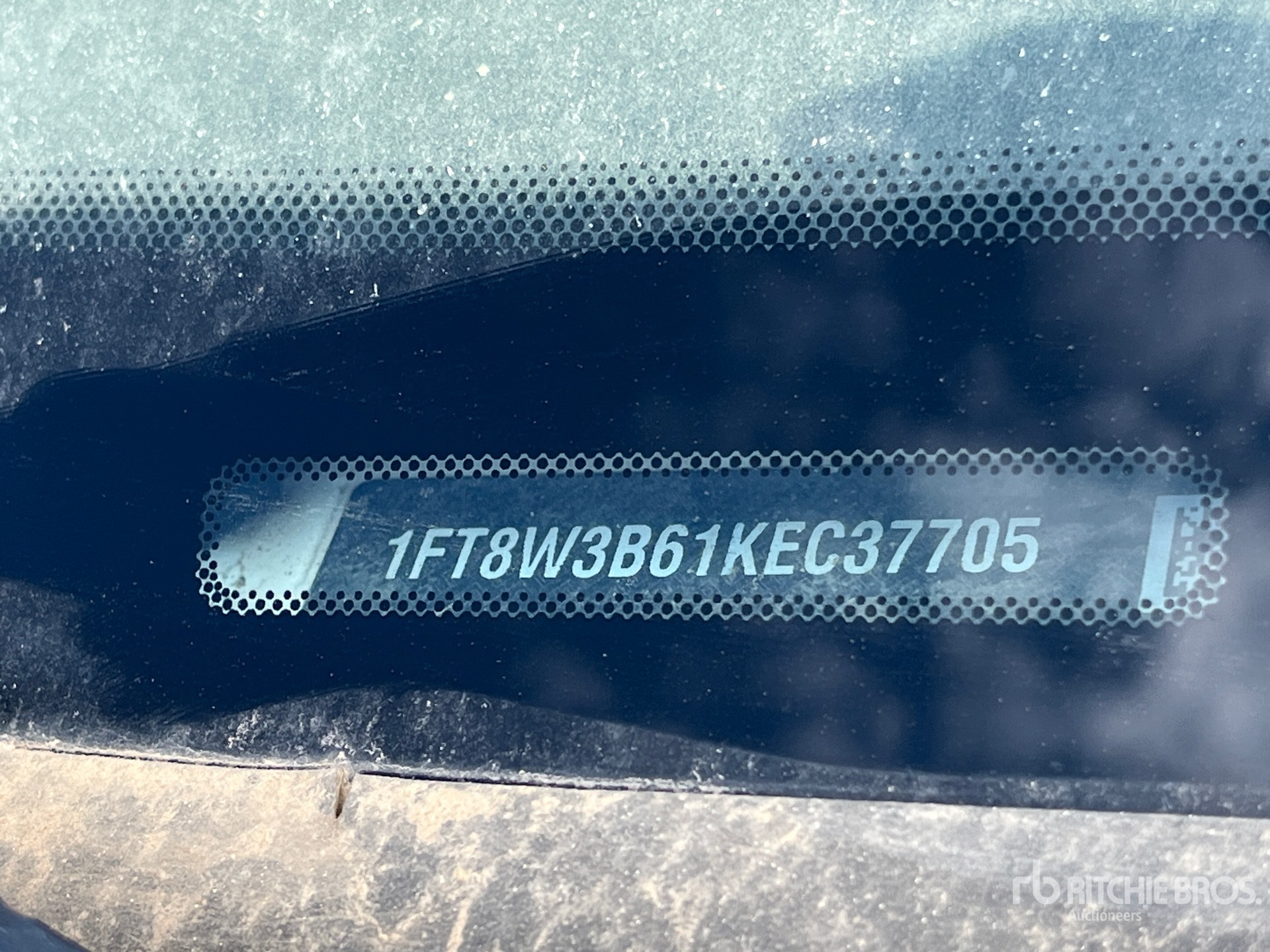 2019 Ford F-350 4x4 Crew Cab Flatbed Truck