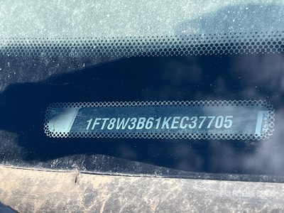 2019 Ford F-350 4x4 Crew Cab Flatbed Truck