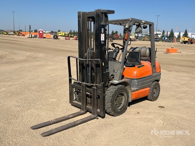 Toyota 52-6FGU30 6000 lb Pneumatic Tire Forklift