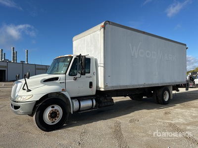 2014 International 4300 4x2 شاحنة فان