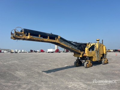 2011 Cat PM102 Tracked Asfalteer frees machine