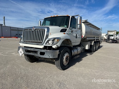 2012 International SF637 4500 gal 8x4 Extended Cab Brandstof vrachtwagen