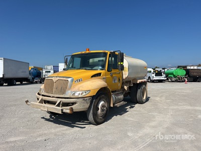 2013 International 4300 SBA 4x2 Camion à eau