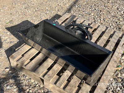 GIYI 32 in Hydraulic Tilting Excavator Bucket - Fits Cat (Unused)