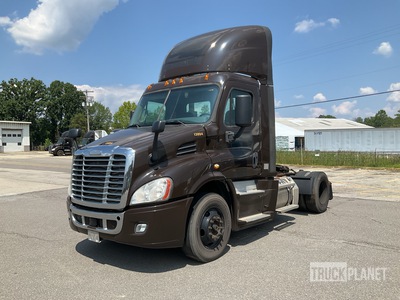 2016 Freightliner Cascadia 113 4x2 S/A Day Cab Truck Tractor