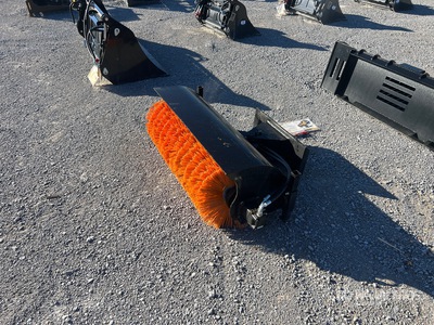 2025 GIYI GY-QSJ 39 in Mini Skid Steer Broom (Unused)