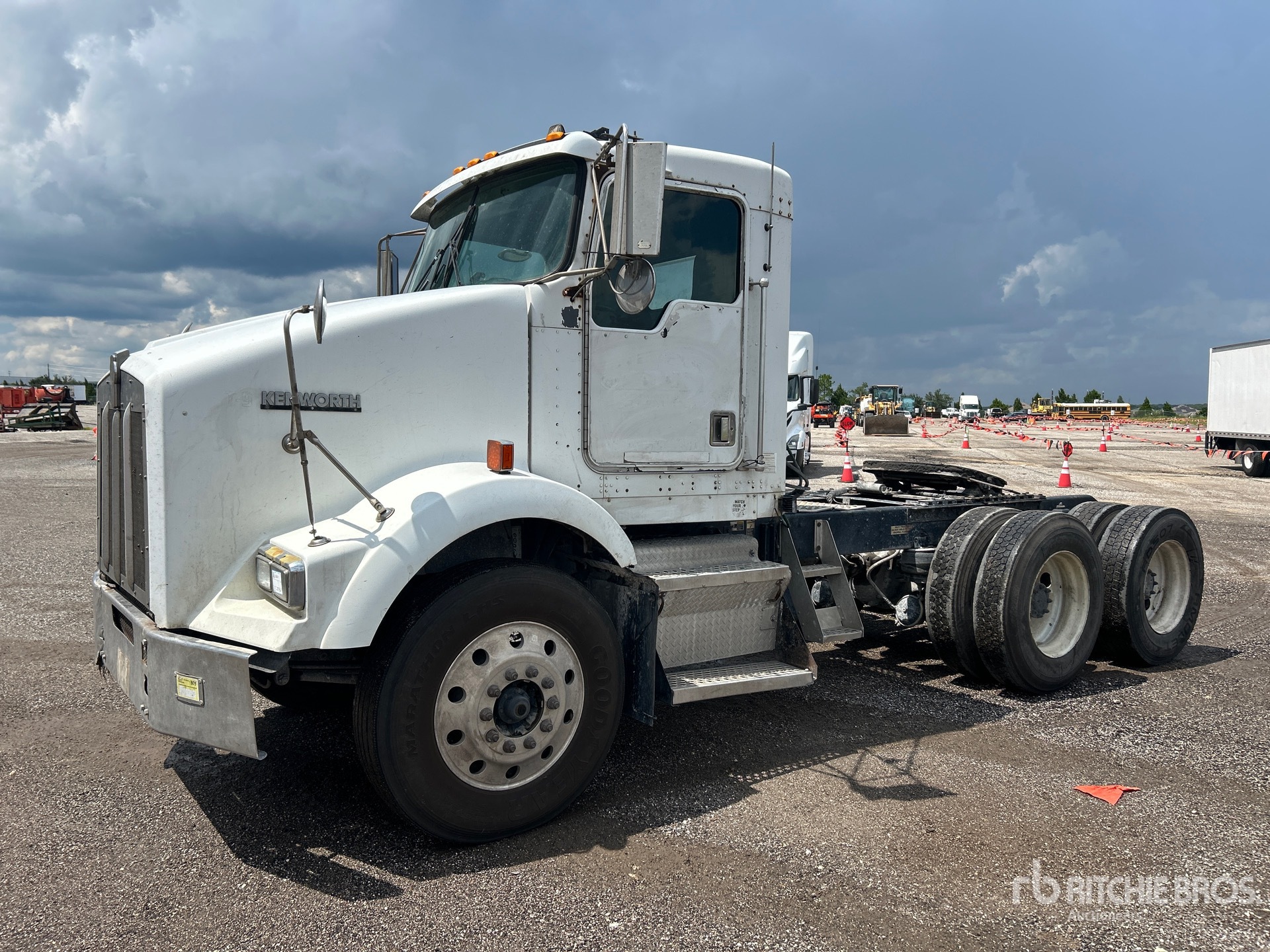 1999 Kenworth T800 6x4 Day Cab Truck Tractor