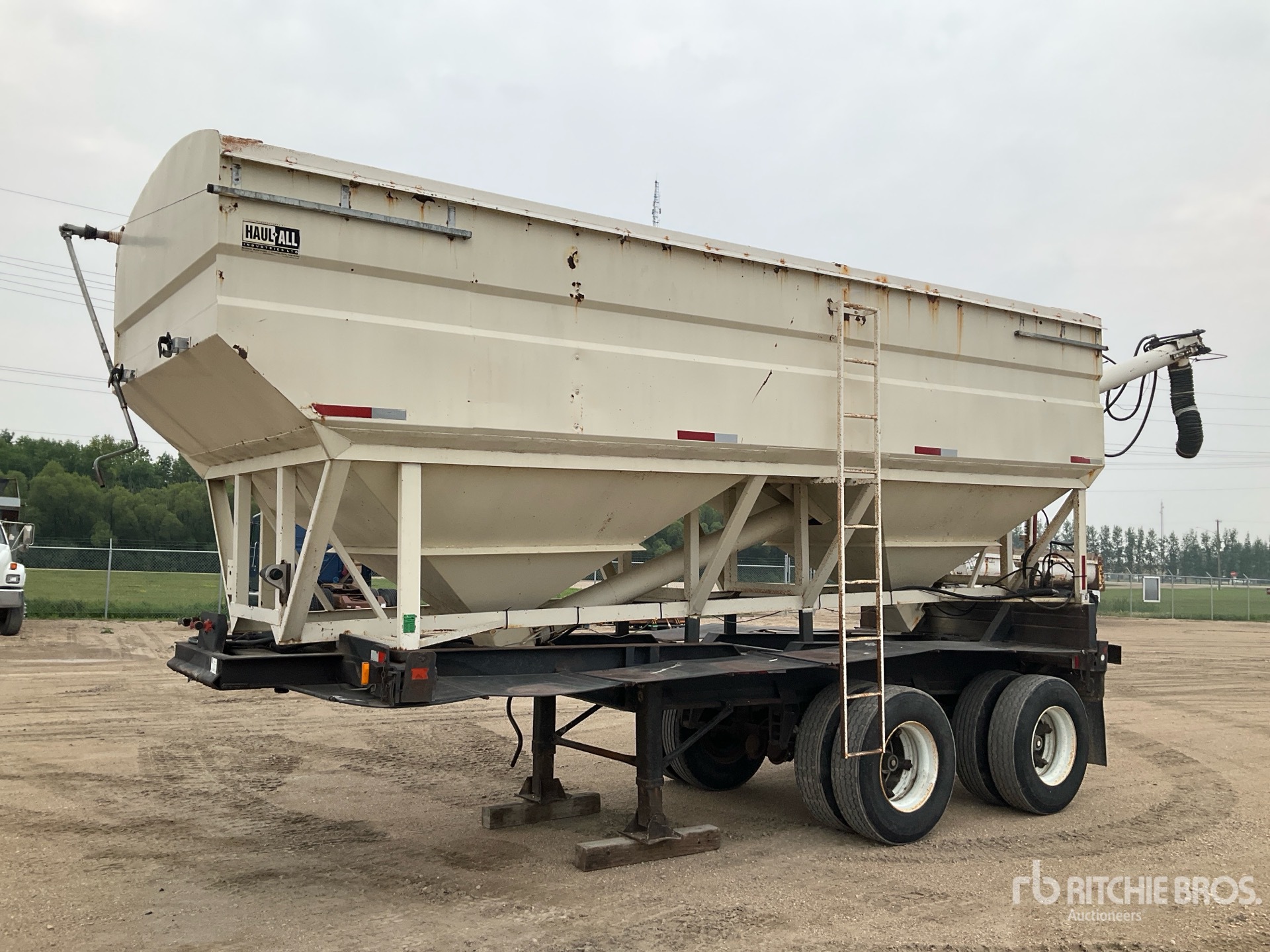 1971 Haul-All 22 ft 6 in T/A , 8 in Auger Diameter Seed Tender
