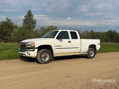 2005 GMC Sierra 2500HD 4x4 Extended Cab Pick Up