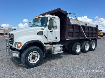 2005 Mack CV713 Granite 8x4 Camion à benne basculante Tri/E