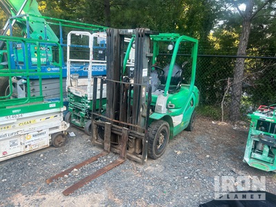 2011 Komatsu FG25T-16 8700 lb Pneumatic Tire Gabelstapler