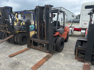 2007 Toyota 8450 lb Chariot Élévateur (Inoperable)