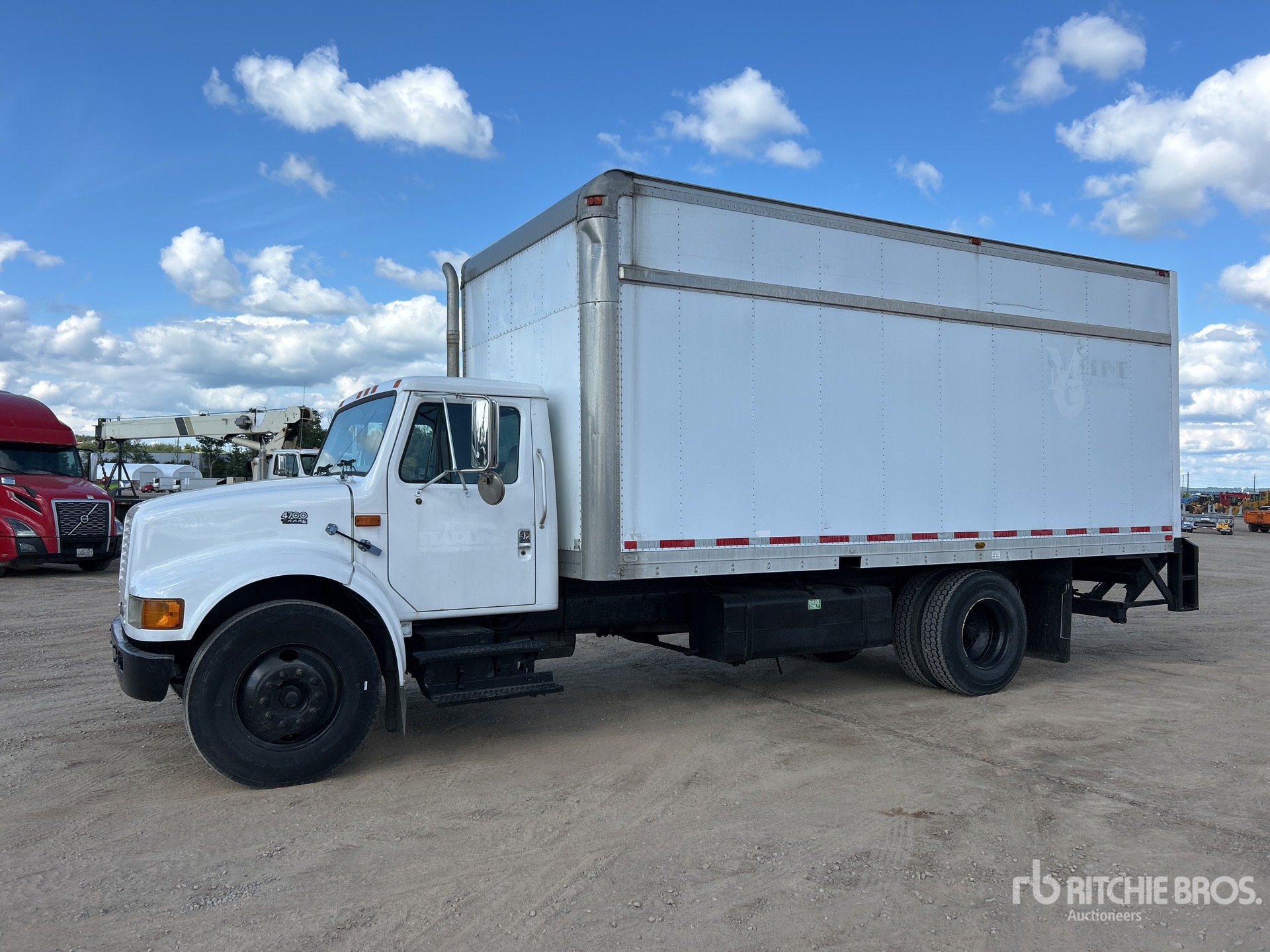1997 International 4700 4x2 Moving Van Truck