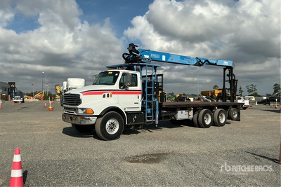 Fassi F250SE 6200 lb Straight Boom on 2003 Sterling L9500 8x4 Camion à flèche