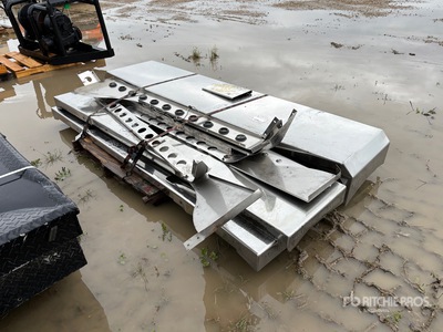 Quantity of (5) Stainless Steel バンパー - Fits Peterbilt 389 Truck