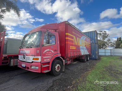 2001 Mercedes-Benz Camion à rideaux latéraux