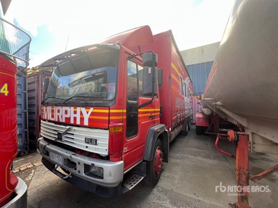 2000 Volvo Camion à rideaux latéraux