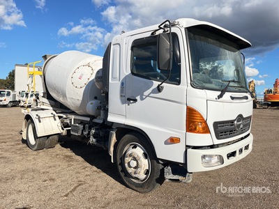 2007 Hino GD1J 4x2 Mixer Truck
