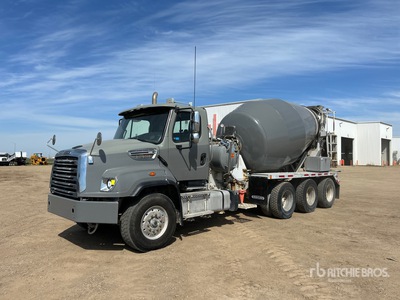 2013 Freightliner 114 SD 8x6 Mixer Truck