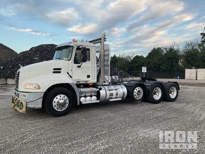 2017 Mack CXU613 8x4 tri axle tractor Tri/A Dagcabine Trekker