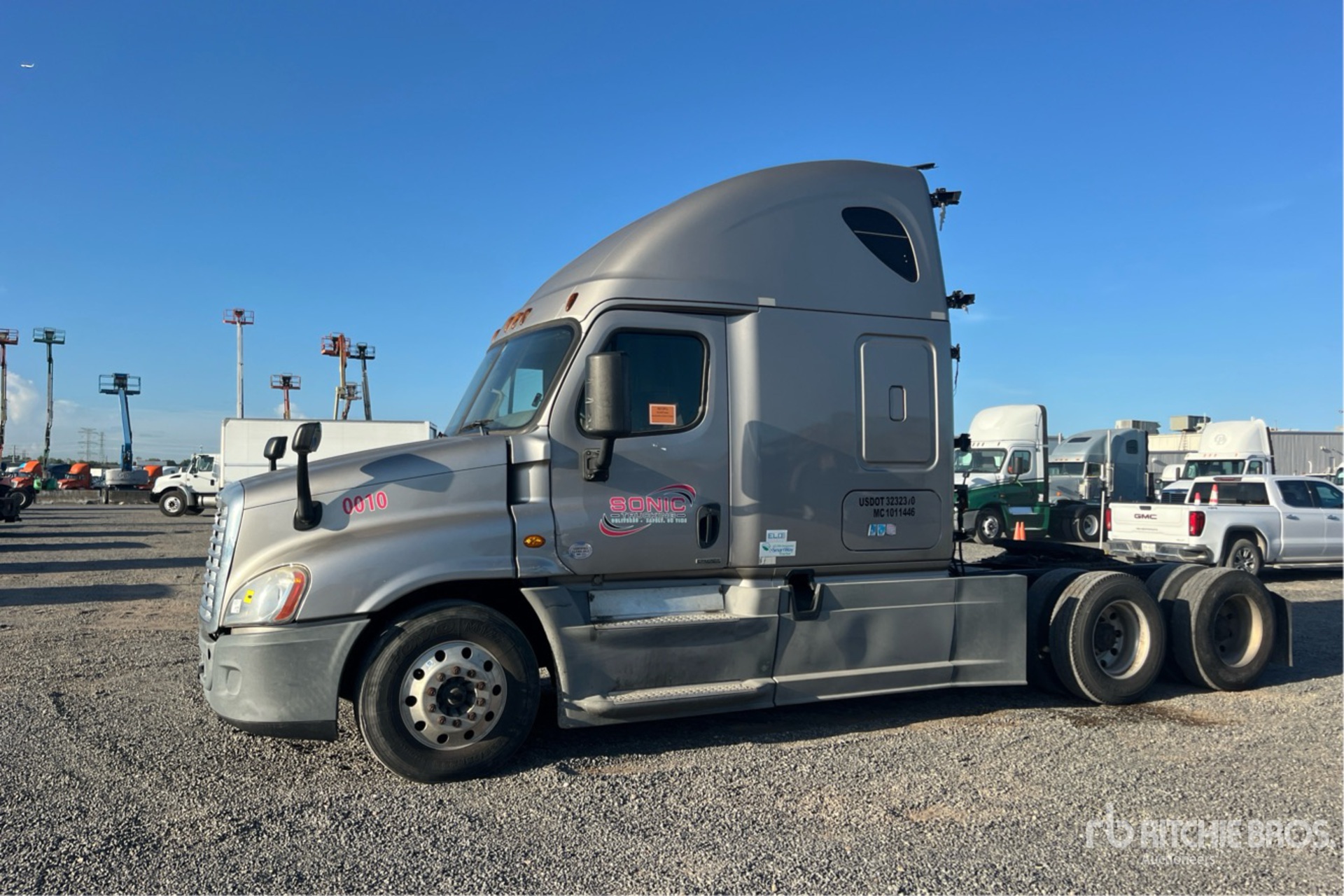 2016 Freightliner Cascadia 125 6x4 T/A Sleeper Truck Tractor
