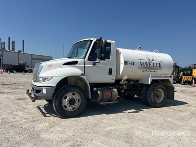 2015 International 4300 4x4 Camion cisterna de agua