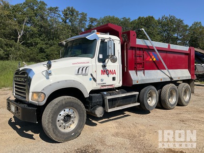 2011 Mack GU713 8x4 Camion à benne basculante Tridem
