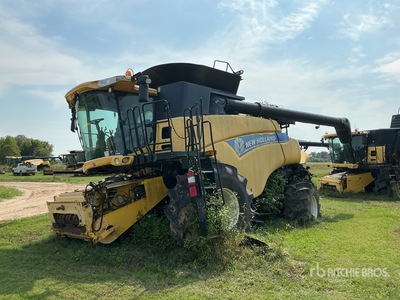2013 New Holland CR8090 4x4 Combine Harvester