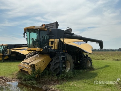 2014 New Holland CR8090 4x4 Combine Harvester