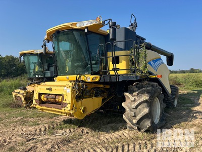 2013 New Holland CR8090 4x4 Combine Harvester (Inoperable)