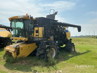 2014 New Holland CR8090 4x4 Combine Harvester